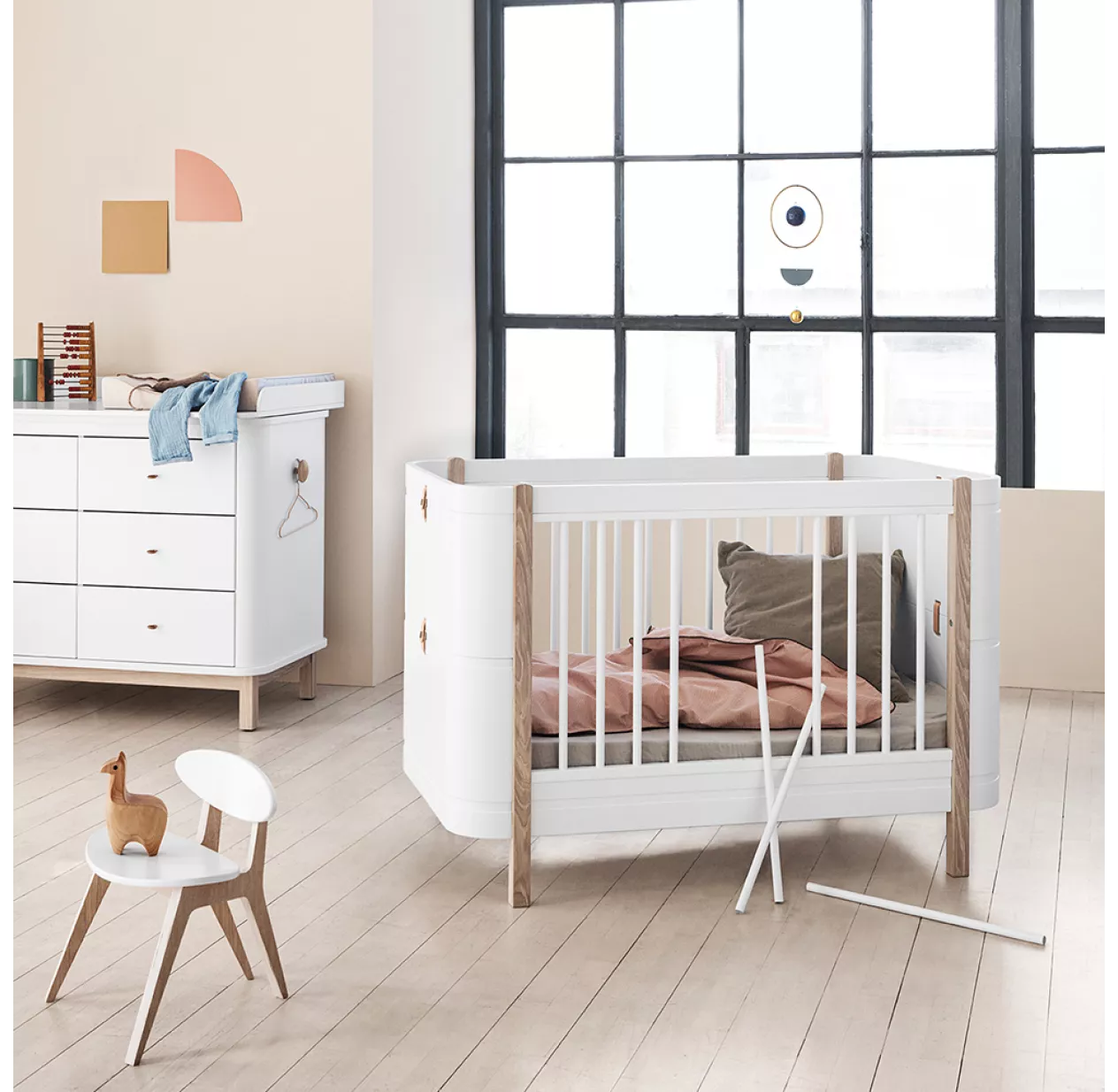Lit Bébé évolutif 5 En 1 Mini+ Wood - Blanc/Chêne 13 Lit Bébé évolutif 5 En 1 Mini+ Wood - Blanc/Chêne – Image 11