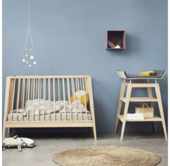 Lit Bébé Linea Leander - Chêne -Enfant Fournitures Boutique ambiance lit bebe table a langer leander 1 1264x1234