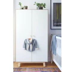 Armoire Merlin - Blanc/Bouleau -Enfant Fournitures Boutique armoire merlin bouleau oeuf nyc 4 1264x1234
