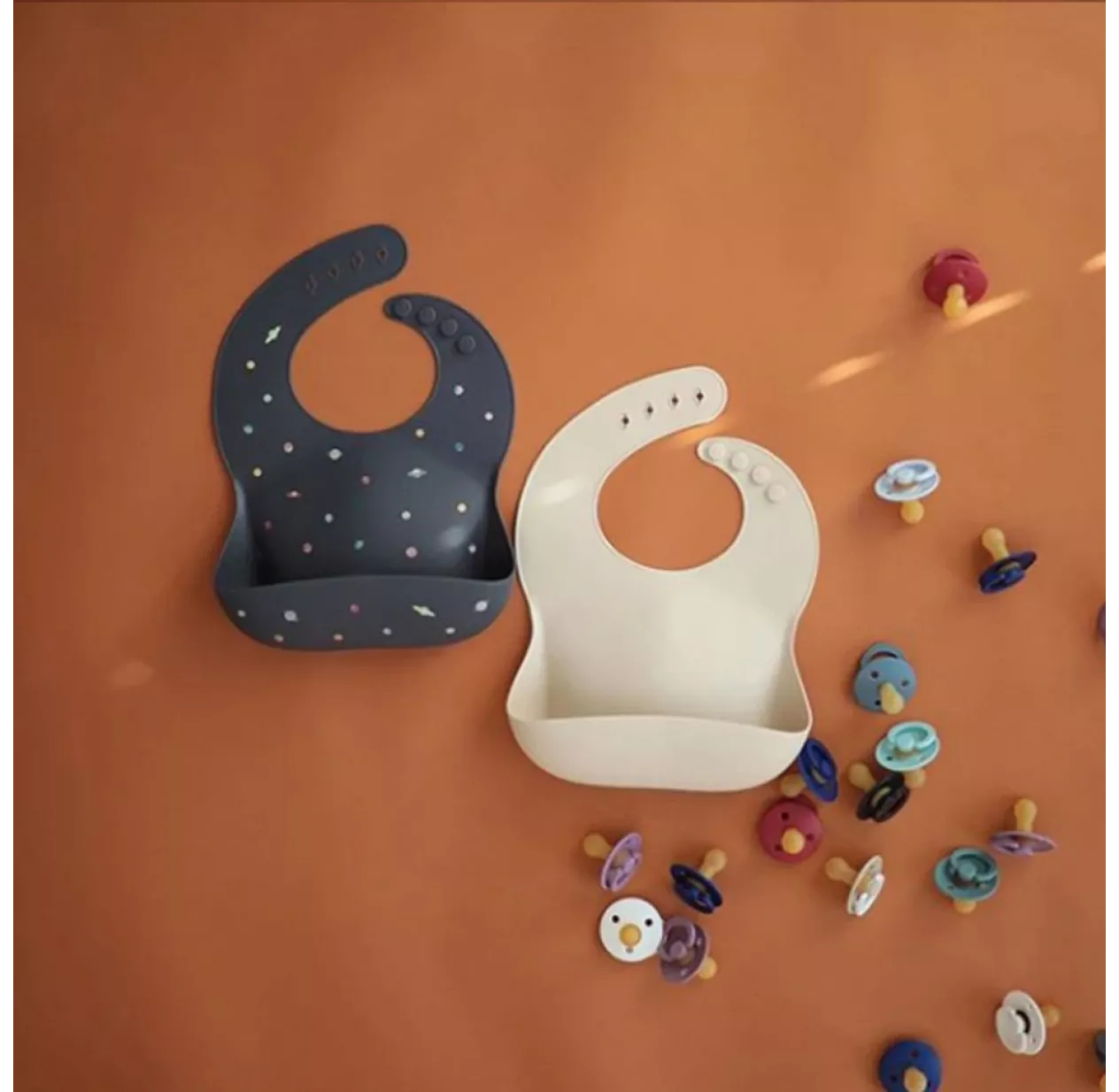 Mushie Bavoir En Silicone Planètes 4 Mushie Bavoir En Silicone Planètes – Image 2