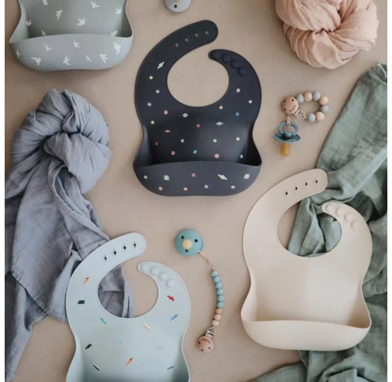Mushie Bavoir En Silicone Planètes 6 Mushie Bavoir En Silicone Planètes – Image 4