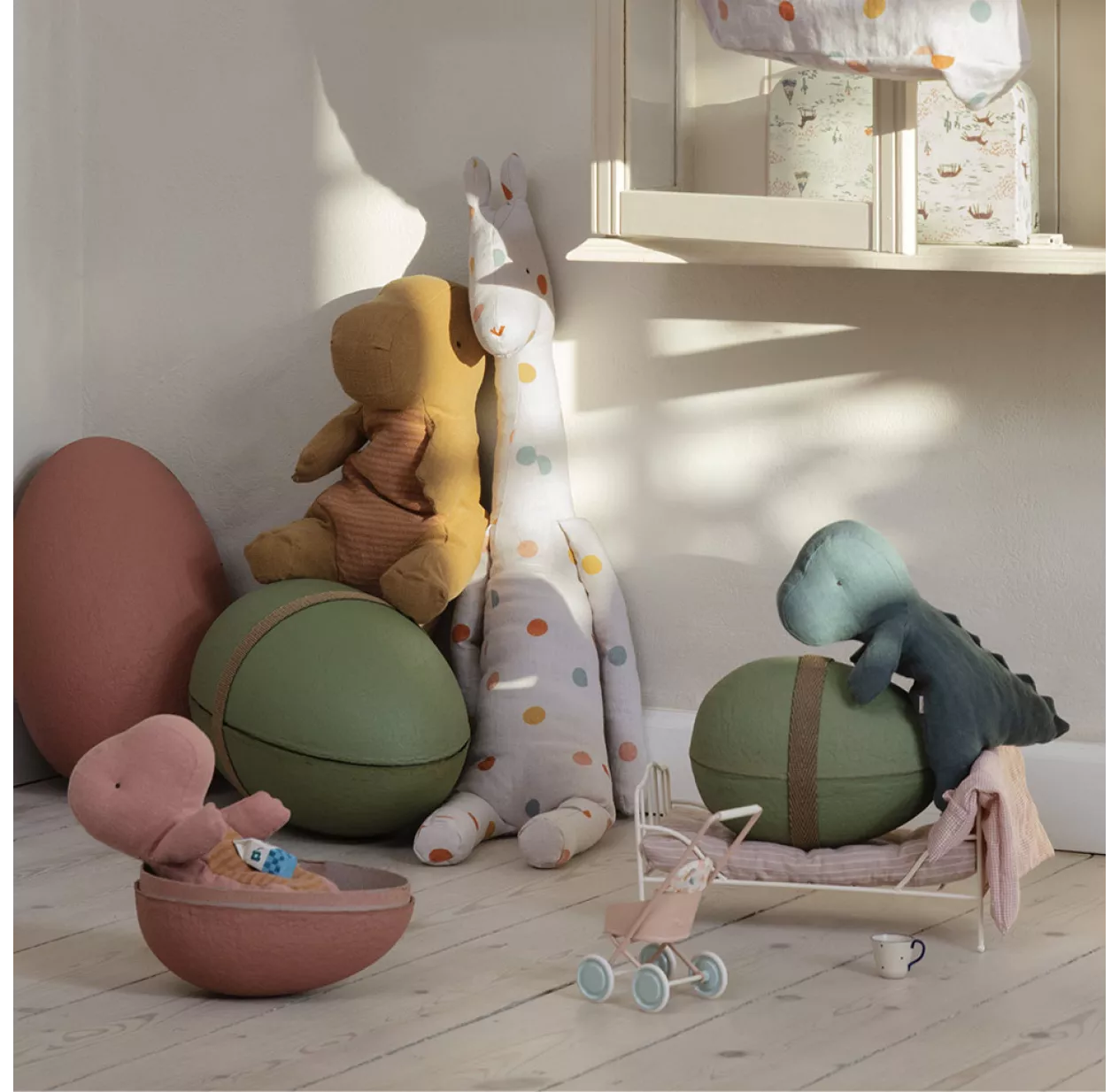 Maileg Dinosaure Gantosaurus Medium Dans Son Oeuf - Ocre 4 Maileg Dinosaure Gantosaurus Medium Dans Son Oeuf - Ocre – Image 2