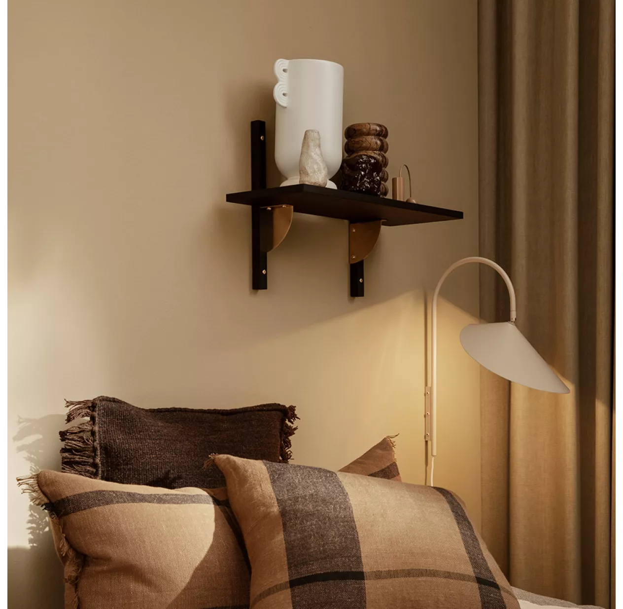 Ferm LIVING Etagère Sector Simple S/W - Noir/Laiton 4 Ferm LIVING Etagère Sector Simple S/W - Noir/Laiton – Image 2