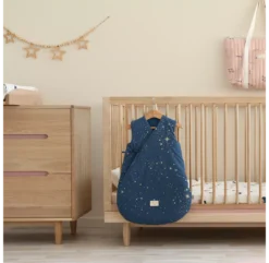 Gigoteuse Bébé Cocoon Stella Elements - Bleu Marine -Enfant Fournitures Boutique gigoteuse cocoon sleeping bag gold stella night blue nobodinoz 4 1264x1234