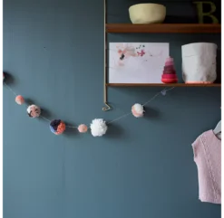 Guirlande Sweet Pompon -Enfant Fournitures Boutique guirlande de pompons mimilou 2 1264x1234