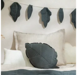 Guirlande Feuilles Lin Français - Green Blue -Enfant Fournitures Boutique guirlande leaf lin francais vert bleu nobodinoz 2 1264x1234