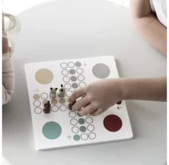 Kid's Concept Jeu De Petits Chevaux Ludo 8 Kid's Concept Jeu De Petits Chevaux Ludo -Enfant Fournitures Boutique jeu petits chevaux en bois ids concept 3 1264x1234