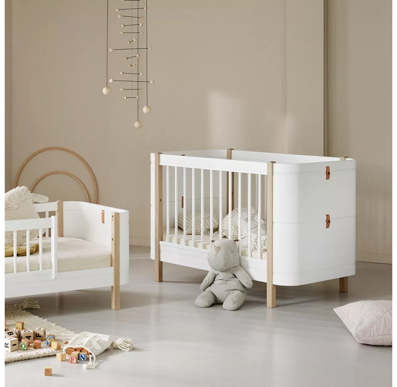 Lit Bébé évolutif Mini+ Wood Sans Kit De Conversion - Blanc/Chêne 4 Lit Bébé évolutif Mini+ Wood Sans Kit De Conversion - Blanc/Chêne – Image 2