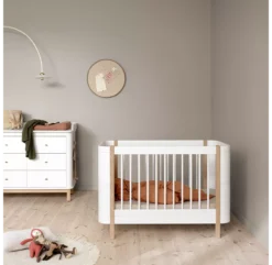 Lit Bébé évolutif Mini+ Wood Sans Kit De Conversion - Blanc/Chêne 15 Lit Bébé évolutif Mini+ Wood Sans Kit De Conversion - Blanc/Chêne -Enfant Fournitures Boutique lit bebe evolutif wood mini plus sans kit chene oliver furniture 6 1264x1234