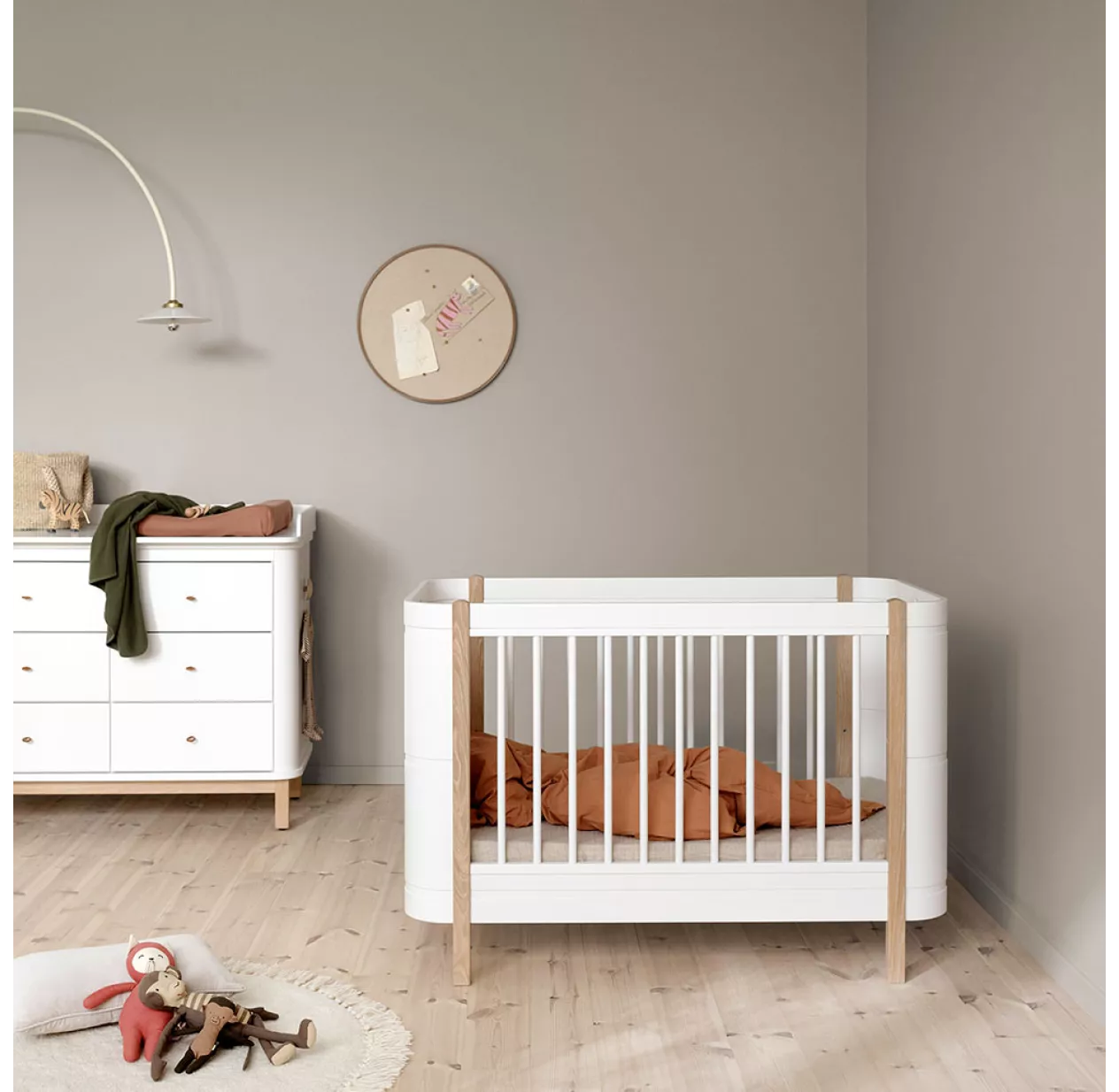 Lit Bébé évolutif Mini+ Wood Sans Kit De Conversion - Blanc/Chêne 8 Lit Bébé évolutif Mini+ Wood Sans Kit De Conversion - Blanc/Chêne – Image 6