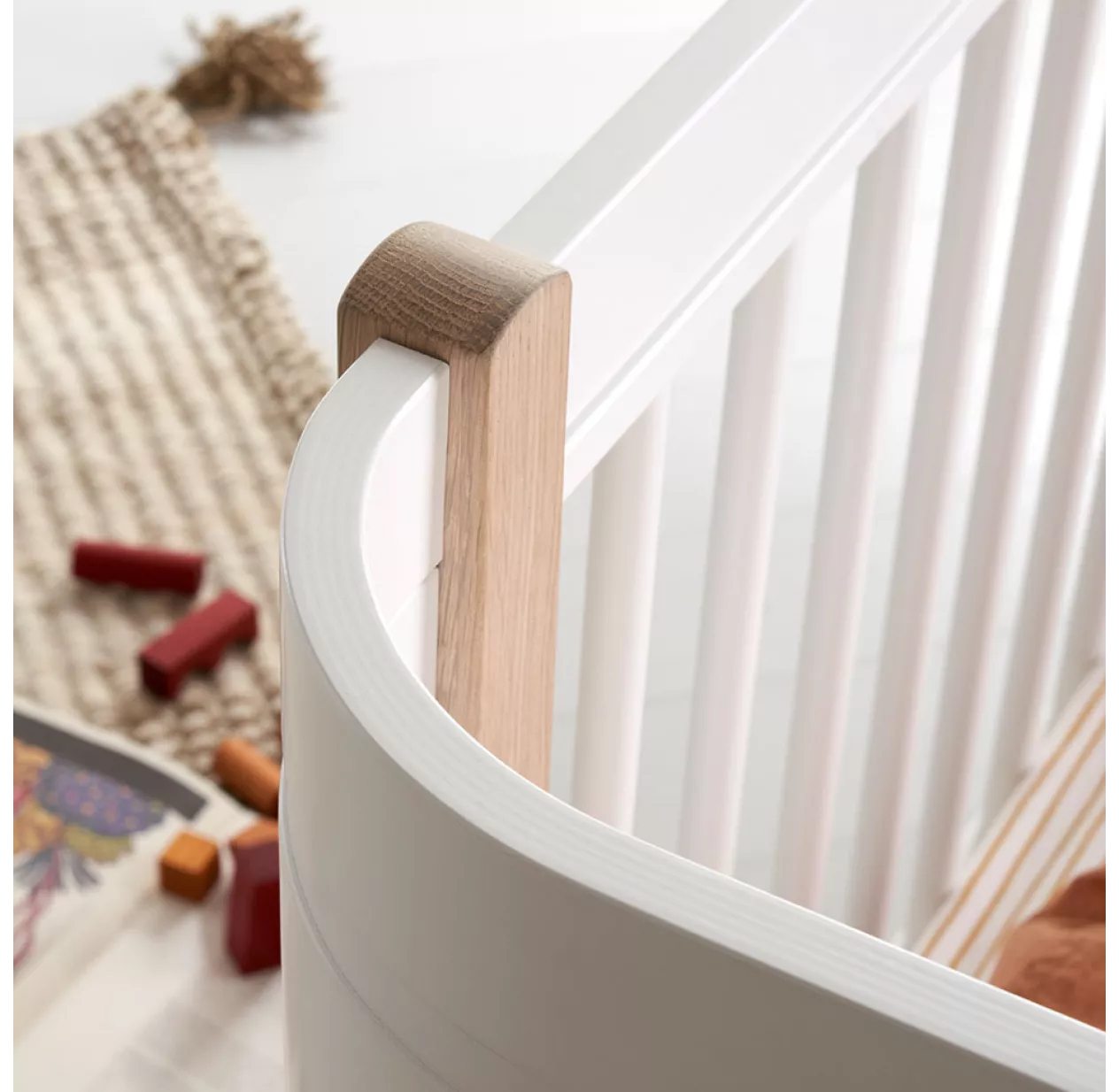 Lit Bébé évolutif Mini+ Wood Sans Kit De Conversion - Blanc/Chêne 9 Lit Bébé évolutif Mini+ Wood Sans Kit De Conversion - Blanc/Chêne – Image 7