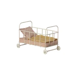 Maileg Lit Bébé En Métal Micro 7 Maileg Lit Bébé En Métal Micro -Enfant Fournitures Boutique lit bebe miniature souris maileg 4 1264x1234