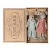 Maileg Souris Parents Dans Leur Boîte -Enfant Fournitures Boutique parents souris dans une boite a cigares maileg 1 1264x1234