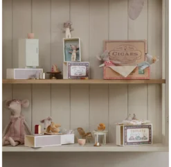 Maileg Souris Parents Dans Leur Boîte -Enfant Fournitures Boutique parents souris dans une boite a cigares maileg 3 1264x1234