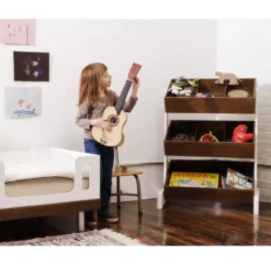 Toy Store Coffre à Jouets - Blanc/Noyer 7 Toy Store Coffre à Jouets - Blanc/Noyer -Enfant Fournitures Boutique rangement jouets toystore oeuf nyc noyer 1 1264x1234