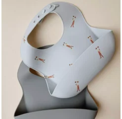 Set De 2 Bavoirs En Silicone Haltérophile -Enfant Fournitures Boutique set de 2 bavoirs en silicone halterophile konges sloejd 3 1264x1234