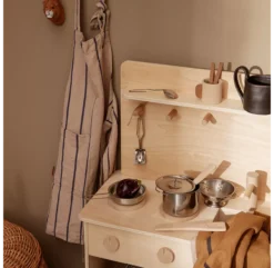Ferm LIVING Set De Casseroles Et Ustensiles Toro -Enfant Fournitures Boutique set de casseroles et ustensiles de cuisine toro ferm living 2 1264x1234
