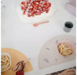 Mushie Set De Table En Silicone Fleurs De Lila -Enfant Fournitures Boutique set de table enfant silicone fleurs de lila mushie 3 1264x1234