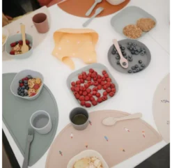 Mushie Set De Table En Silicone Fusées -Enfant Fournitures Boutique set de table silicone fusees mushie 3 1264x1234