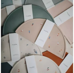 Mushie Set De Table En Silicone Fusées -Enfant Fournitures Boutique set de table silicone fusees mushie 5 1264x1234