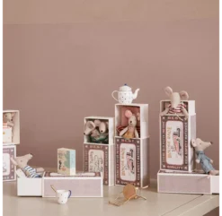 Maileg Souris Petit Frère Dans Sa Boîte -Enfant Fournitures Boutique souris petit frere dans sa boite vichy maileg 3 1264x1234