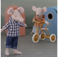 Maileg Souris Cycliste Grande Soeur Et Son Cartable - Rose -Enfant Fournitures Boutique souris tricycle grande soeur cartable rose maileg 4 1264x1234