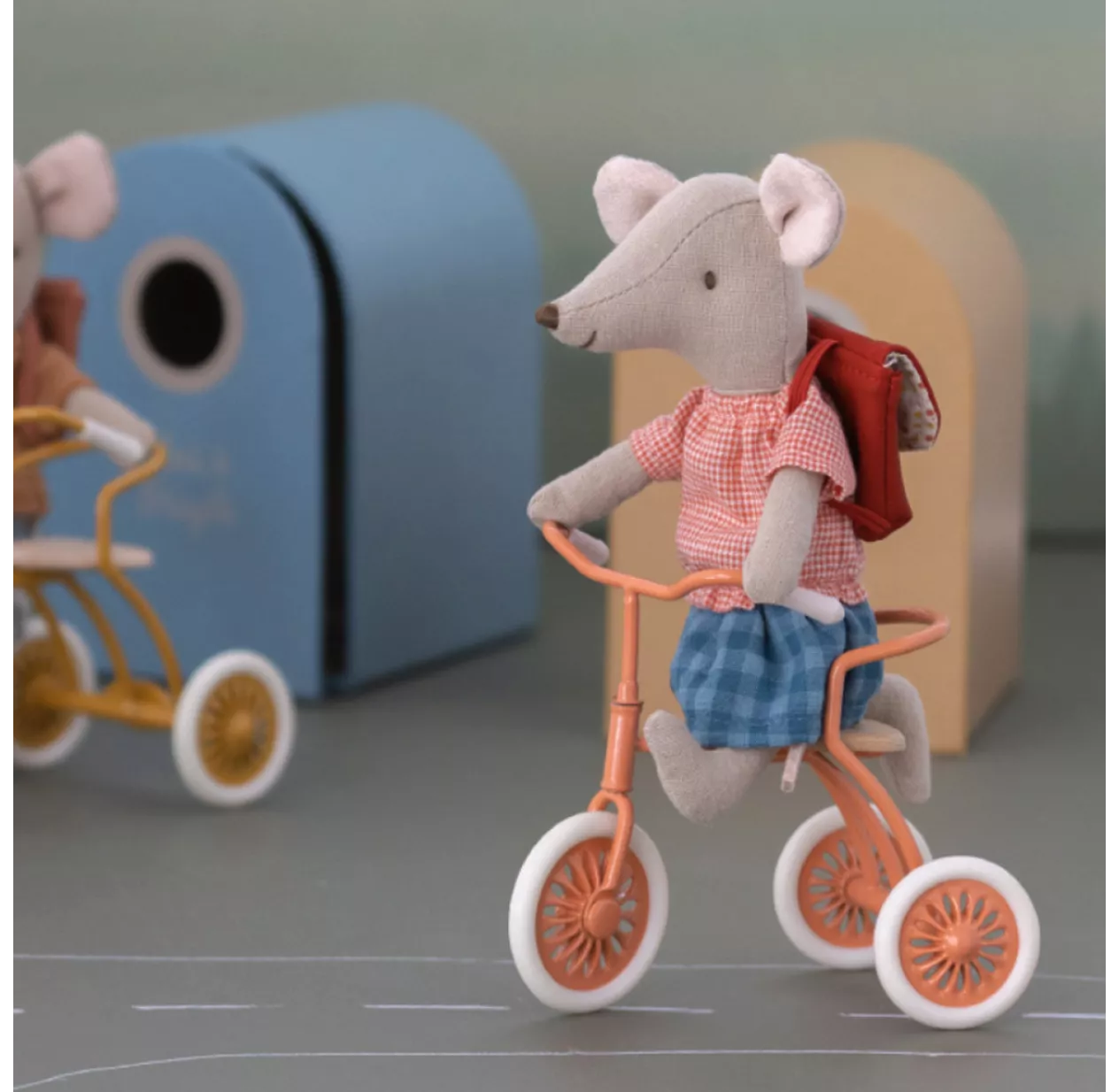 Maileg Souris Cycliste Grande Soeur Et Son Cartable - Rouge 4 Maileg Souris Cycliste Grande Soeur Et Son Cartable - Rouge – Image 2