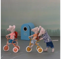 Maileg Souris Cycliste Grande Soeur Et Son Cartable - Rouge 11 Maileg Souris Cycliste Grande Soeur Et Son Cartable - Rouge -Enfant Fournitures Boutique souris tricycle grande soeur cartable rouge maileg 4 1264x1234