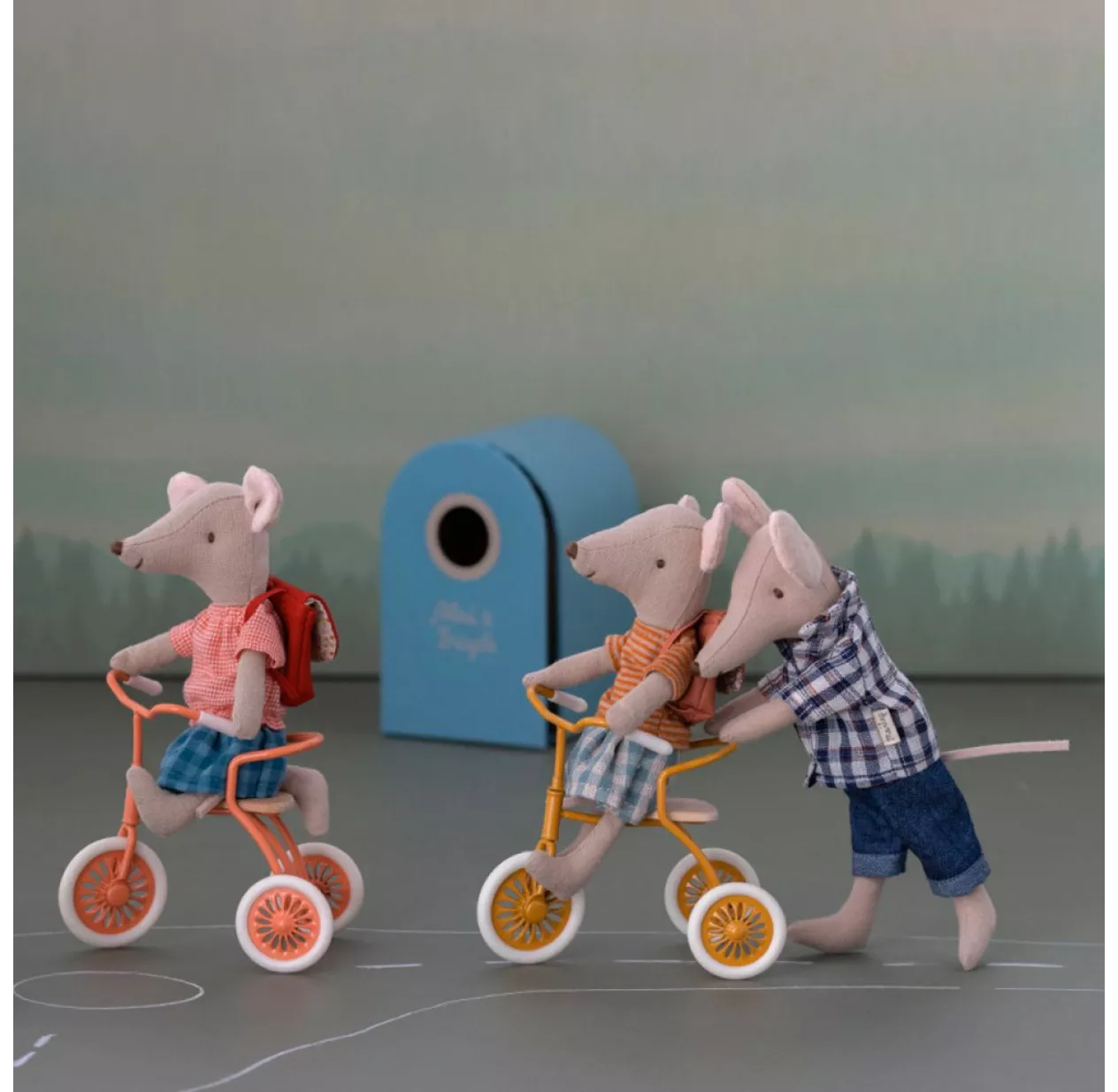 Maileg Souris Cycliste Grande Soeur Et Son Cartable - Rouge 6 Maileg Souris Cycliste Grande Soeur Et Son Cartable - Rouge – Image 4