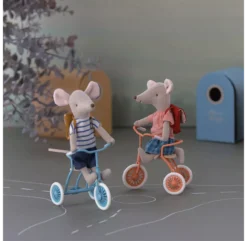 Maileg Souris Cycliste Grande Soeur Et Son Cartable - Rouge 12 Maileg Souris Cycliste Grande Soeur Et Son Cartable - Rouge -Enfant Fournitures Boutique souris tricycle grande soeur cartable rouge maileg 5 1264x1234