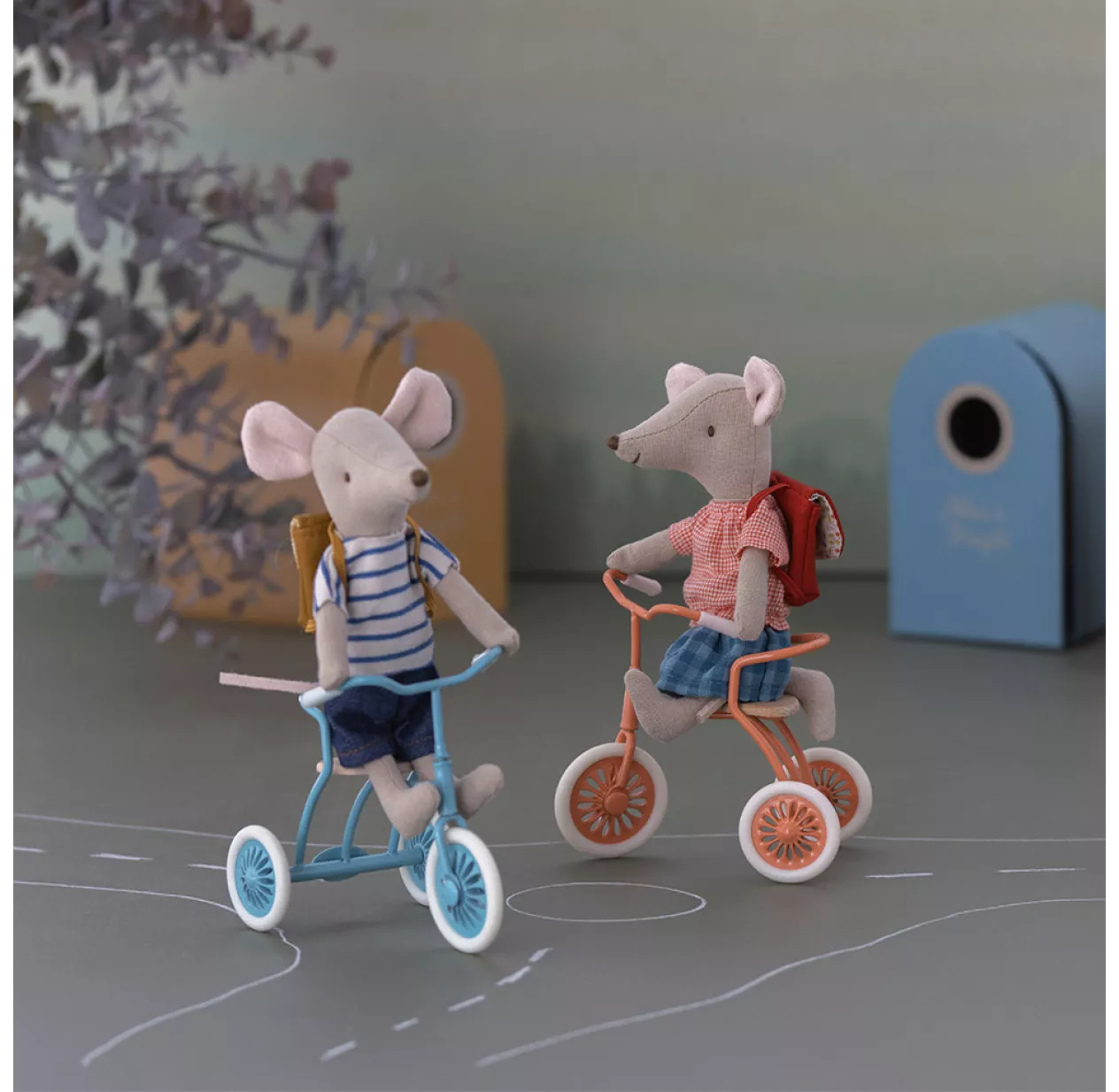 Maileg Souris Cycliste Grande Soeur Et Son Cartable - Rouge 7 Maileg Souris Cycliste Grande Soeur Et Son Cartable - Rouge – Image 5