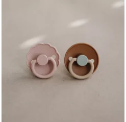 Sucette Daisy - Blush 8 Sucette Daisy - Blush -Enfant Fournitures Boutique sucette daisy frigg blush 3 1264x1234