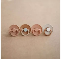 Sucette Daisy - Blush 9 Sucette Daisy - Blush -Enfant Fournitures Boutique sucette daisy frigg blush 4 1264x1234