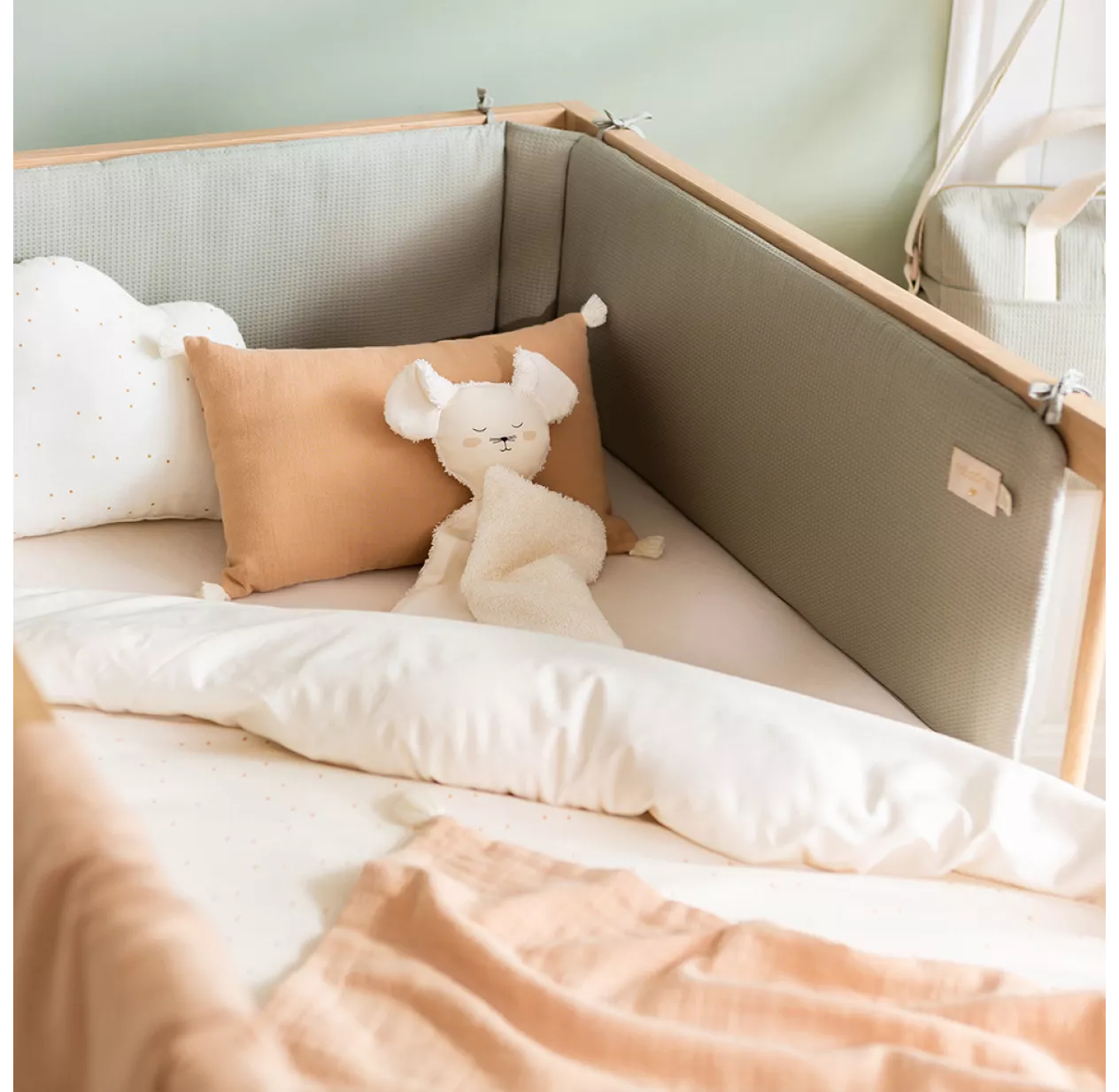 Tour De Lit Bébé Nest Nid D'abeille Elements - Vert Laurier 4 Tour De Lit Bébé Nest Nid D'abeille Elements - Vert Laurier – Image 2