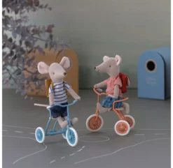 Maileg Tricycle Miniature Et Son Abri - Corail -Enfant Fournitures Boutique tricycle souris corail abri maileg 4 1264x1234