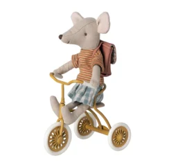 Maileg Souris Cycliste Grande Soeur Et Son Cartable - Rose -Enfant Fournitures Boutique tricycle souris jaune abri maileg 3 1264x1234